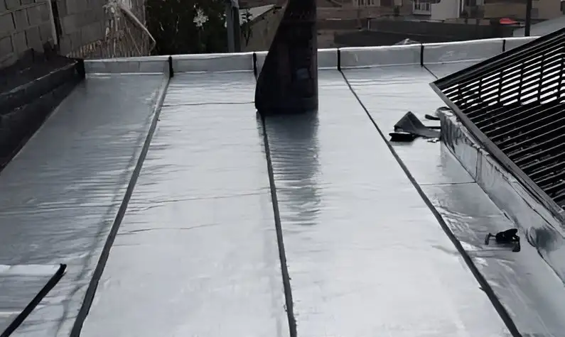 نظافت پشت‌بام و مسیر آب برای افزایش عمر ایزوگام